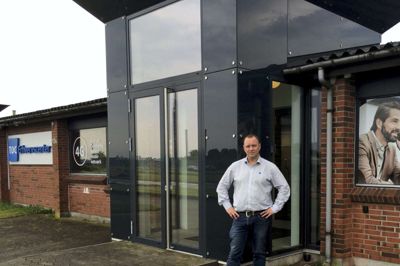 Siden 1. juni har TDC Erhvervscenter i Herning haft adresse på Industrivej Syd. På fredag står butiksleder Jesper Hejdemann klar til at byde erhvervskunder officielt velkommen. PR-Foto