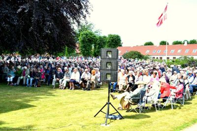 Mellem 3500 og 4000 mennesker gæstede sidste år Møltrup Optagelseshjem til det traditionsrige sommermøde, hvor det var Lisbeth Zornig Andersen, der leverede talen. Ifølge Ebbe Larsen kører forberedelserne til årets møde på fuld tryk. - Men vi skal nok blive klar, selvom det bliver lige op over ... Vi plejer jo at nå i mål med det, så mon ikke, det også lykkes i år, lyder det fra forstanderen. ?Foto: Knud Bunde