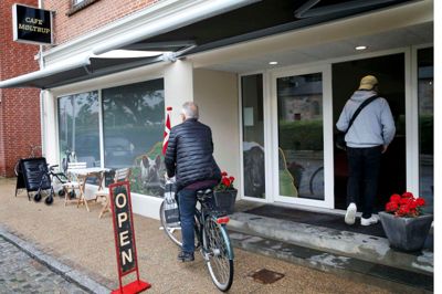Mange gæster gik ind, da åbningsskiltet endelig kom ud. Vildbjergenserne havde ventet på, at Café Møltrup skulle blive klar til at servere mad, kage og is i det »social-økonomiske« mødested på Kirkegade. ?Foto: Flemming Hansen