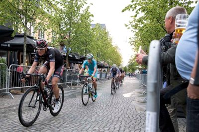 I aften er det tid for det årlige gadeløb i Hernings midtby - og det er med to danskere fra årets Tour de France i feltet. ?Foto: Tom Laursen
