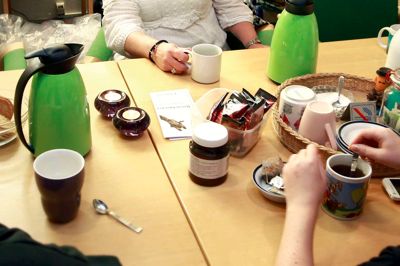 At være hjemløs eller på anden måde socialt udsat rummer mange komplekse forhold. Misbrug af alkohol eller stoffer og psykiske sygdomme kan meget vel hænge sammen, og er ofte forbundet med hjemløshed, fordi økonomien ikke rækker til både misbrug og faste udgifter til en bolig. På herberger, væresteder og varmestuer landet over har de hjemløse et fristed, som kan rumme dem. ?Foto: Tom Laursen