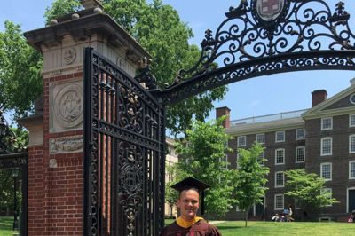 Christian Mathiesen er her fotograferet på graduation day foran de berømte Van Wickle Gates ved Brown University. Porten åbnes kun to gange årligt: udad på graduation day og indad på første dag på studiet. ?Privatfoto
