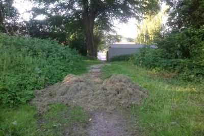 En stor bunke græs midt på stien, hvor børn og voksne cykler og går. Det syn har ofte mødt Jens Peder Frederiksen fra Lind. ?privatfoto