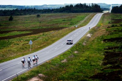 Efter at have rundet toppen af Trehøje gik ruten videre mod vest, og det var ikke for sarte sjæle, for turen gik lige ind i en hård modvind. ?Foto: Flemming Hansen