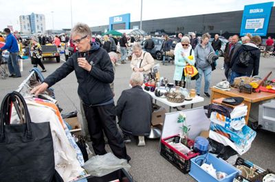 Den nederste del af Bilkas parkeringsplads var søndag omdannet til et stort bagagerumsmarked. ?Foto: Tom Laursen