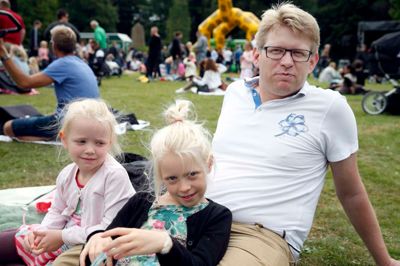Jesper Schmidt, Herning, sammen med Signe på fem og Agnete på syv:
- Det er dejligt, at der er sådan nogle arrangementer i vores by, og så skal vi være der. Det er blevet en fast tradition for os, og vores børn er også lige i målgruppen. Vi hygger os, for vejret er til det, og Lærke er et stort hit hos pigerne.