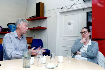 Britta Doherty og byrådsmedlem Peter Villadsen (SF) er sådan set enige om, at Blå Kors varmestue fortsat skal være åbent alle døgnets timer alle årets dage. Men vandene skiller, når politikeren vil tvinge social- og sundhedsassistenten til at være på vagt alene om natten mellem misbrugere og drabsdømte.?foto; henrik ole jensen