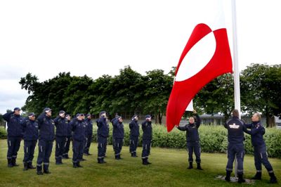 Det grønlandske flag Erfalasorput erstattede i morges Dannebrog på 534 statslige flagstænger landet over. Anledningen er, at det i dag er Grønlands nationaldag. Hos Beredskabsstyrelsen Midtjylland i Herning viste værnepligtige og befalingsmænd respekt for flaget. ?foto: henrik ole jensen
