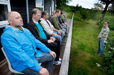 »Det er ikke noget farligt. I skal bare være nøgne«, sagde gruppeleder Thomas Juul (t.h.) til deltagerne inden aftenens meditation. Mændene fik dog lov til at beholde tøjet på. ?Foto: Henrik Ole Jensen