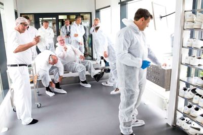 Det er en længere proces at iklæde sig den beskyttelse, der skal til for at få adgang til Arlas produktion i Nr. Vium. Beskyttelsesdragt, skobeskyttelse, hårnet, skægnet, handsker og beskyttelsesbriller over de almindelige briller er strengt påkræves. ?Foto: Tom Laursen