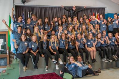 Hele verden samlet på Dalgasskolen i Brande, hvor Rotary igen har holdt afrejsebriefing for lokale unge på vej ud i verden og sagt officielt farvel til de udvekslingsstudenter, der nu er på vej tilbage til deres hjemland efter et år i Danmark. ?Privatfoto