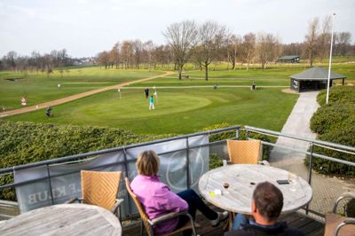 Man må ikke glemme det såkaldte 19. hul. Altså at sidde på terrassen med en fadøl eller et glas vin og nyde udsigten til den smukke bane, mens man snakker om de mange fantastisk golfslag, man lige har lavet på de 18 huller. ? Foto: Tom Laursen