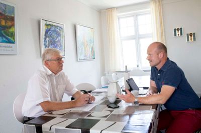 Preben W. Friis (t.v.) og Hans Kærgaard underholder sig med at måle Vildbjerg og Aulum op mod hinanden i kampen om vækst og nye borgere, men de er også begge enige om, at Herning Kommune skal »op på beatet« for at følge med konkurrencen fra nabokommunerne.