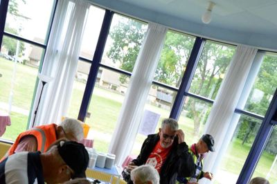 Tour de Ikast-Brande 2016 havde i år for første gang start og mål ved Bakkehuset i Ikast. Her ses nogle af de morgenfriske i færd med at tanke proviant. ?Foto: Kim Krasuld