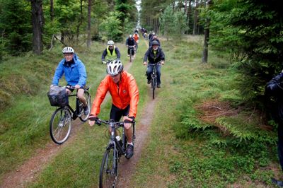 De 13 kilometer på grusstier gav i alt 10 punkteringer ude på ruten. ?foto: Flemming Hansen