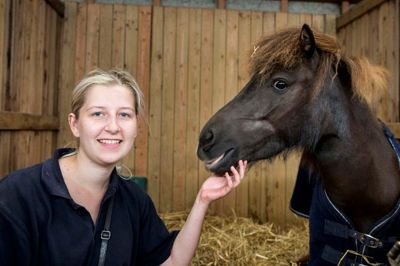 Lene Vang Johnsen, 20 år og fra Brædstrup:
- Det er første gang, at jeg er af sted med min Shetlandspony, men jeg har tidligere været på Landsskuet med Blonde d'Aquitaine-kvæg sammen med min familie. Jeg har ikke så store forventninger til konkurrencen. Jeg skal have den kåret (kvaliteten vurderes i forhold til andre med henblik på avl, red.), så vi er med for at ponyen kan vænne sig til at være et sted med mange mennesker, så den ikke bliver bange eller nervøs, hvis en traktor bakker. Det er min hobby, og så gør det da ikke noget, at det er sjovt at komme af sted.