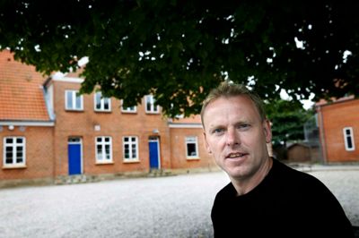 Førstesalen på Studsgård Friskoles gamle skolebygning med de blå døre skal have en overhaling. Det mener Lars Olsen og med ham Friskolens Venner, der forventer at mellem 1 og 20 frivillige bliver involveret i arbejdet med pensler og koste.? foto: flemming hansen