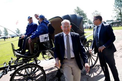 Formand for Landbrug & Fødevarer, Martin Merrild og borgmester Lars Krarup (V) venter på at miljø- og fødevareminister Esben Lunde Larsen (V) får talt færdig med kuskene, som havde transporteret åbningstalerne op til tribunen. ?Foto: Flemming Hansen