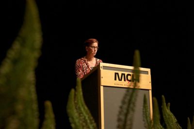 Rektor på Erhvervsakademi MidtVest, Henriette Slebsager, understregede over for de 141 dimittender, at mulighederne er mange, hvis de tror på sig selv. ?Foto: Flemming Hansen