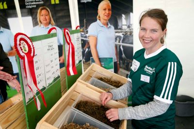 Kvægrådgiver Vibeke Duchwaider vil hjælpe landmænd med at sætte mål for bedre grovfoderprodukter. Foto: Flemming Hansen