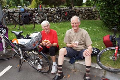 Ella og Martinus Lauritsen kunne sammen med resten af feltet i år nyde frokosten på Nørre Snede Torv. ?foto: Thomas Vang Nielsen
