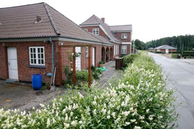 Ejstrupholm Station anno 2016. Set fra den side, hvor skinnerne engang lå. I dag er det villavejen Vestbanen. ?Foto: Flemming Hansen
