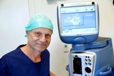 Hvert år river øjenkirurg Jannik Boberg-Ans og hans hustru en uge ud af kalenderen og rejser til nogle af verdens fattigste lande for at operere patienter med grå stær. Det er, som at give mennesker livet tilbage, fortæller han. Som en ældre kvinde, der har fået en øjenoperation for grå stær, taknemmeligt udtrykker det i et videoklip fra Nepal: »Gracias a Dios« - Tak til Gud. Gud er han nu ikke, men det er en slags mirakler Jannik Boberg-Ans udfører. ? Foto: Flemming Hansen