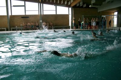 Om 12 måneder skal Vildbjerg Sports- og Kulturcenter have renoveret svømmebassinet for 5,4 millioner kroner. Bassinet benyttes både af private, klubber, skoler og mange andre. På billedet konkurreres der ved et stort idrætsstævne for Herning Kommunes 7. klasser. ?Privatfoto