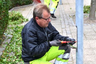 Michael Vestergaard og hans kolleger fra Energi Midt er ved at skifte mellem 200 og 300 gadelamper. ?Foto: Knud Bunde