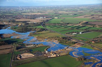 Der graves, planeres og bygges på fuld kraft på motorvejen mellem Herning og Holstebro. Og smukt tager byggeriet og landskabet sig ud fra luften. Foto: Vejdirektoratet