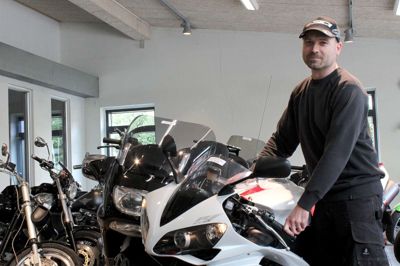 Jørgen Lawaetz er sælger, reservedelsmand og meget andet hos MC-Huset i Kølkær. Forretningen har en stribe nye og brugte motorcykler på lager og er også Dammarks største motorcykelophug. ?foto: christian sjurman