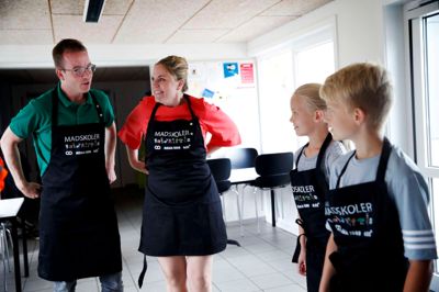 Velkommen til Madskolen til fødevareminister Esben Lunde Larsen (V) og direktør for Landbrug og Fødevarer Karen Hækkerup. Laura og Oskar byder velkommen. ? Foto. Flemming Hansen
