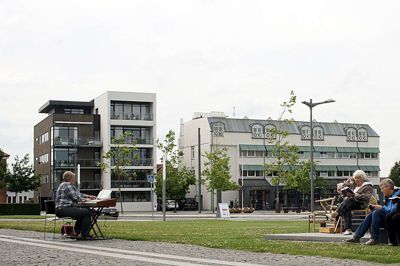 Skulptur-caféerne er meget uhøjtidelige og varer blot en halv time. Kaffen må gerne tages med ud fra våbenhuset. Det samme med stolene.