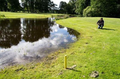 Tidligere har Herning Golf Klub og chefgreenkeeper Henrik Lau blandt andet arbejdet med at gøre nogle af baneanlæggets små søer større, så de kan tage mere af vandmængderne. Der bliver også arbejdet en del med dræn, men de kan risikere at forsvinde inden for få år, fordi de falder sammen under den våde tørvejord. ?Foto: Tom Laursen