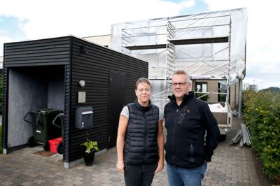 Louise Schjønning og Jesper Bjerre har siden 2008 boet i huset på Jordbærmarken, hvor de omstridte MGO-plader er brugt som vindspærrer bag de gule teglsten. Parret glæder sig over, at de snart er på den anden side af problemerne, efter de har lavet en renoveringsplan sammen med et lokalt tømrerfirma. ?Foto: Flemming HAnsen
