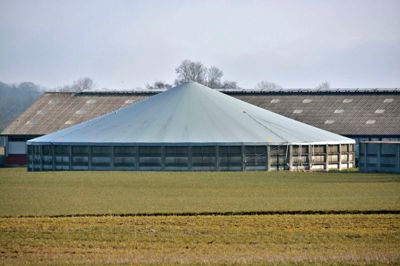 Teknik- og miljøudvalget har udsat sag om ulovlig gylletank i Sinding, som i modsætning til denne ligger alt for langt væk fra landbrugets produktionsbygninger. ? foto: Colourbox
