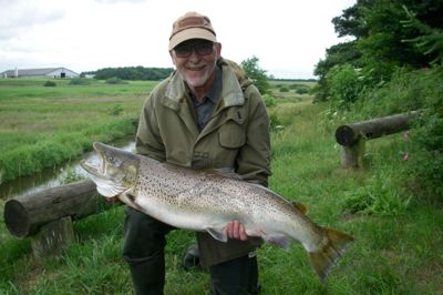 Philip Marturin Knudsen med krabaten, der blev målt til 102 centimeter og en vægt på 12,1 kilo, og dermed er den største fangst i Karup Å i seks år. ? privatfoto
