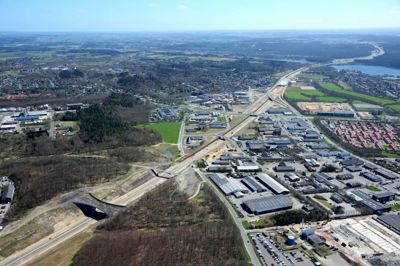 Snoreklippet foregår på motorvejen mellem de to broer i forgrunden. Festen foregår ved Vejdirektoratets kontor en lille kilometer derfra lige ved siden af motorvejen. ?Foto: Vejdirektoratet