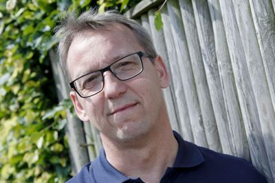 Klaus S. Andersen skulle have haft gæster derhjemme nytårsaften. I stedet tager gæsterne med til fest i centret som frivillige hjælpere. ?Foto: Henrik Ole Jensen