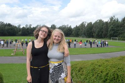 Helene Udsen og Josefine Lykkegaard er blandt arrangørerne af Alternativets første sommerhøjskole, der er henlagt til Midtjysk Efterskole i Ejstrupholm. ?Foto: Flemming Thulstrup