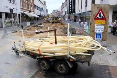 Arbejdet med at renovere gågaden i Herning arbejder sig fra øst mod vest og er efterhånden i gang på hele strækningen - her på det sidste stykke ved Føtex ned mod Poulsens Plads. ? Foto: Christian Sjurman
