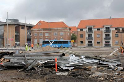 Bag murbrokkerne anes de nye busbaner, hvor busserne fremover skal køre frem på række, i stedet for at de som nu bakker ud på pladsen til fare for trafikanter bag dem. ?foto: christian sjurman