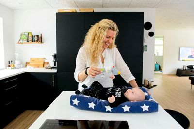 Lise Danielsen nyder at være tilbage i Kollund sammen med familien, som for tre måneder siden blev forøget, da Anton kom til verden. ?foto: jørn deleuran