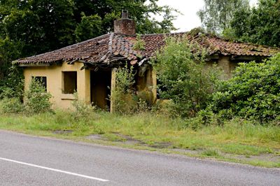 Vejerboden - også kaldet Elmers Hus - på Brunkulsvej i Søby har længe været i en sørgelig forfatning. Nu skal huset istandsættes for en halv million kroner, så det kan fungere som madpakkehus med toiletter for områdets besøgende. ? Foto: Henrik Ole Jensen