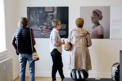 Foreningen Kulturremisen kommer ikke til at holde flere kunstudstillinger i Galleri Spor 1 i Brande. Foreningen har nedlagt sig selv efter mange års tro og aktiv tjeneste. Billedet er fra ferniseringen på fotoudstillingen #childmothers i sommeren 2016. ?Foto: Jørn Deleuran
