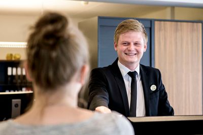 24-årige Jonas Sillesen søgte et fritidsjob på Hotel Eyde, men han blev i stedet receptionistelev. Foto: jørn deleuran