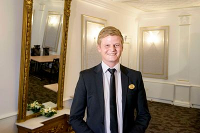 - Jeg er glad for, at skoleperioden er ovre, så jeg kan koncentrere mig om arbejdet, siger Jonas Sillesen, som her ses i den netop færdigrenoverede Ambassadeur Sal på Hotel Eyde.