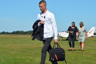 Oliver Nybo Olesen havde opbakning fra familien, da han onsdag morgen var til den praktiske flyveprøve i Herning Lufthavn. Desværre dumpede han, så han må op til endnu en prøve - formentlig i næste uge. ?foto: jakob houg jakobsen