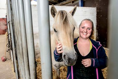Karina Laursen med sin toårige fjordhest »Birkelys Cirkeline«, som klarede sig fint på landsskuet og nu skal med på dyrskuet i Aulum. ? foto: Jørn Deleuran