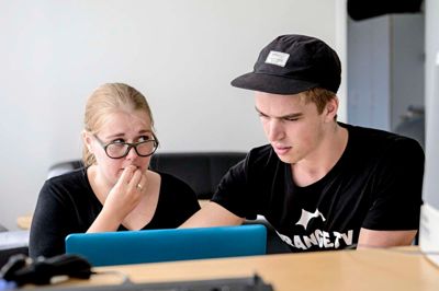Ida Mia Thylstrup får hjælp til at klippe den film, hun selv har lavet om rollespil, som er hendes store interesse. ?foto: jørn deleuran